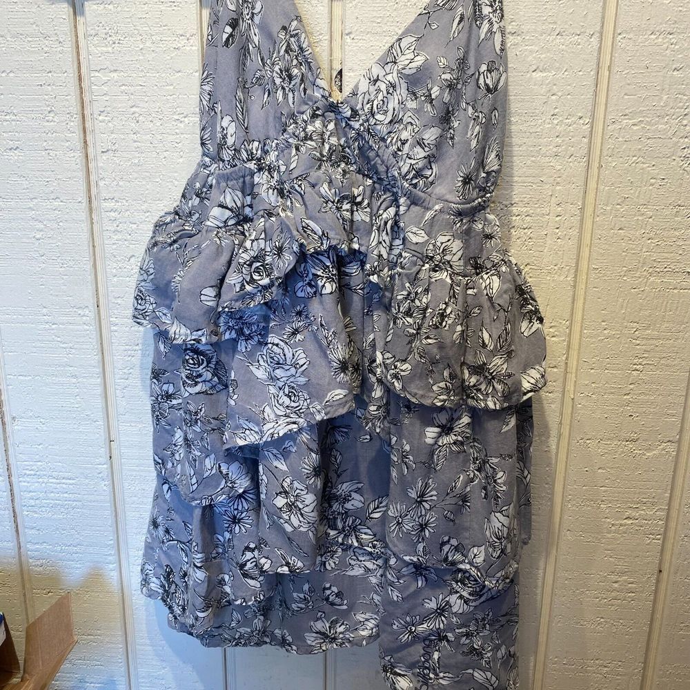 Billabong Women's Small Gray Floral 100% Rayon Sleeveless Tiered Top
